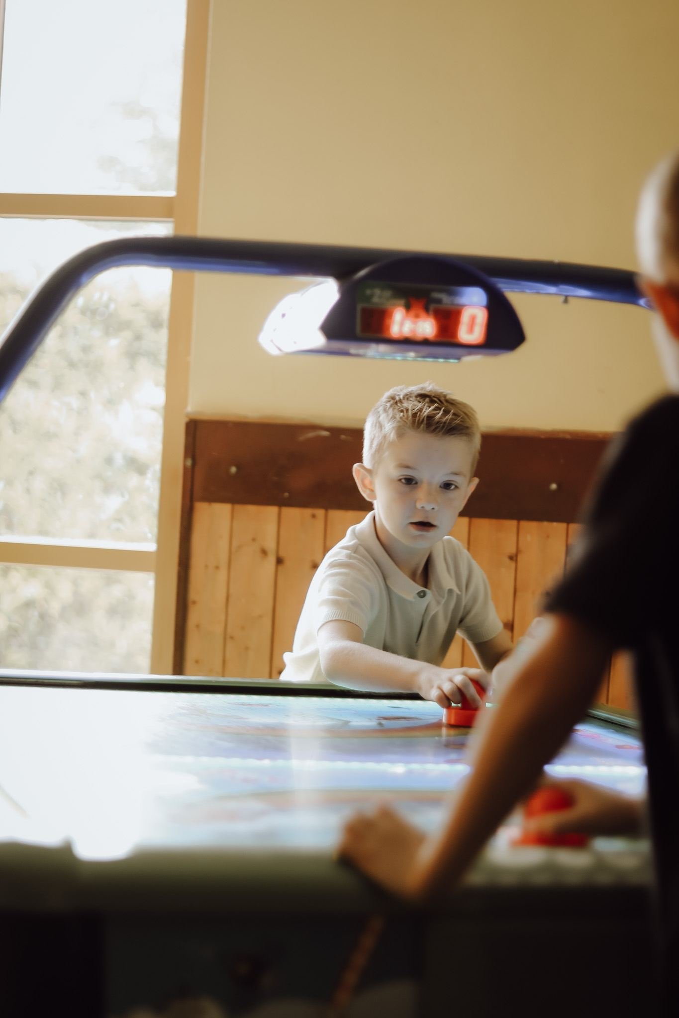 Kind speelt airhockey in de kidscorner