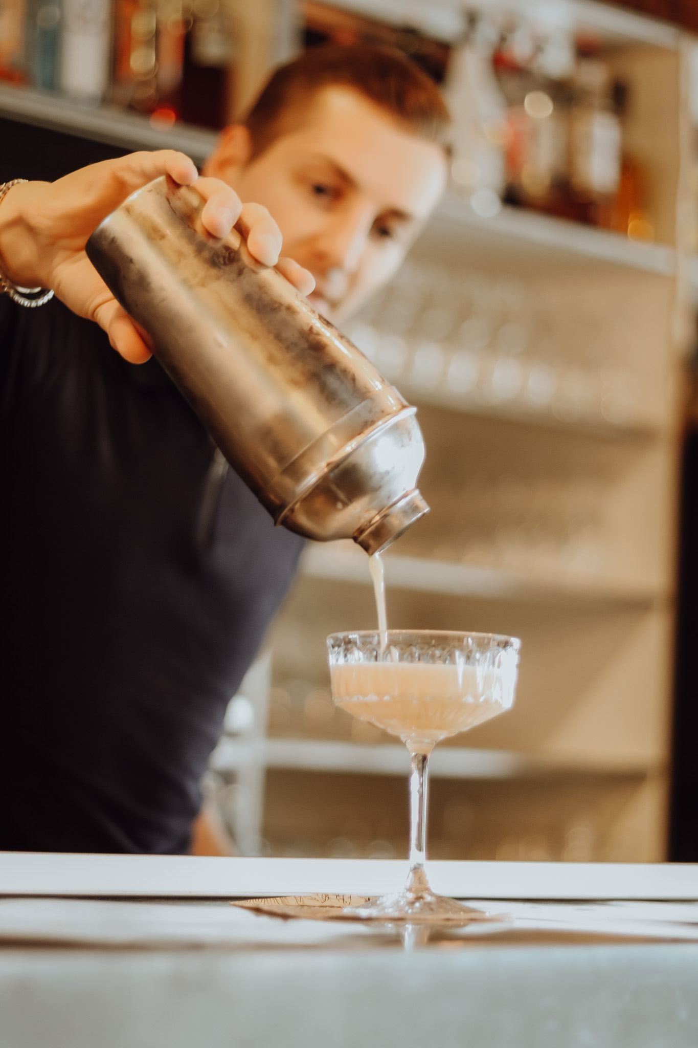 Bartender schenkt een cocktail uit