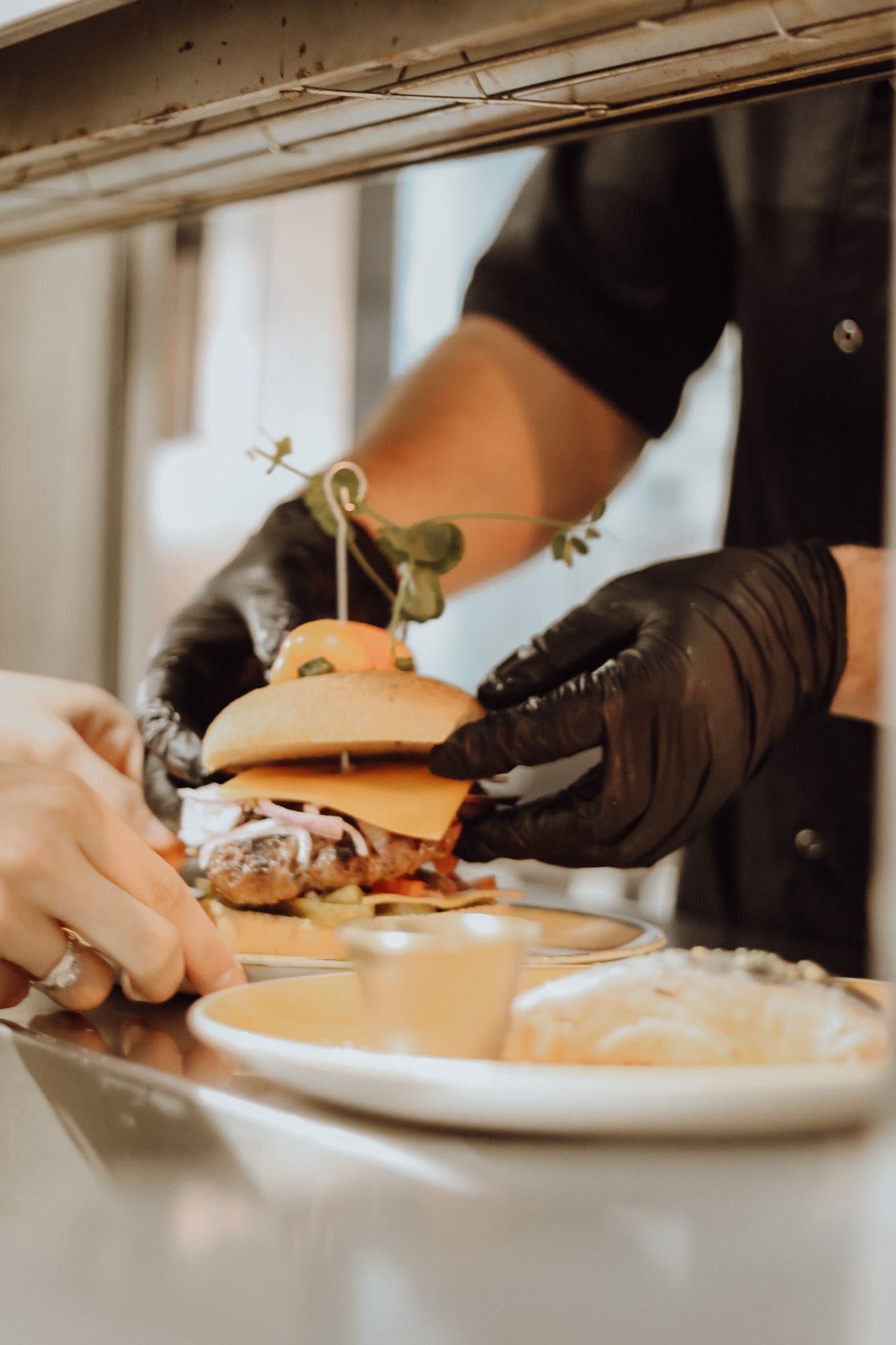 Gerecht wordt afgewerkt in de keuken van Saloon Rodeo