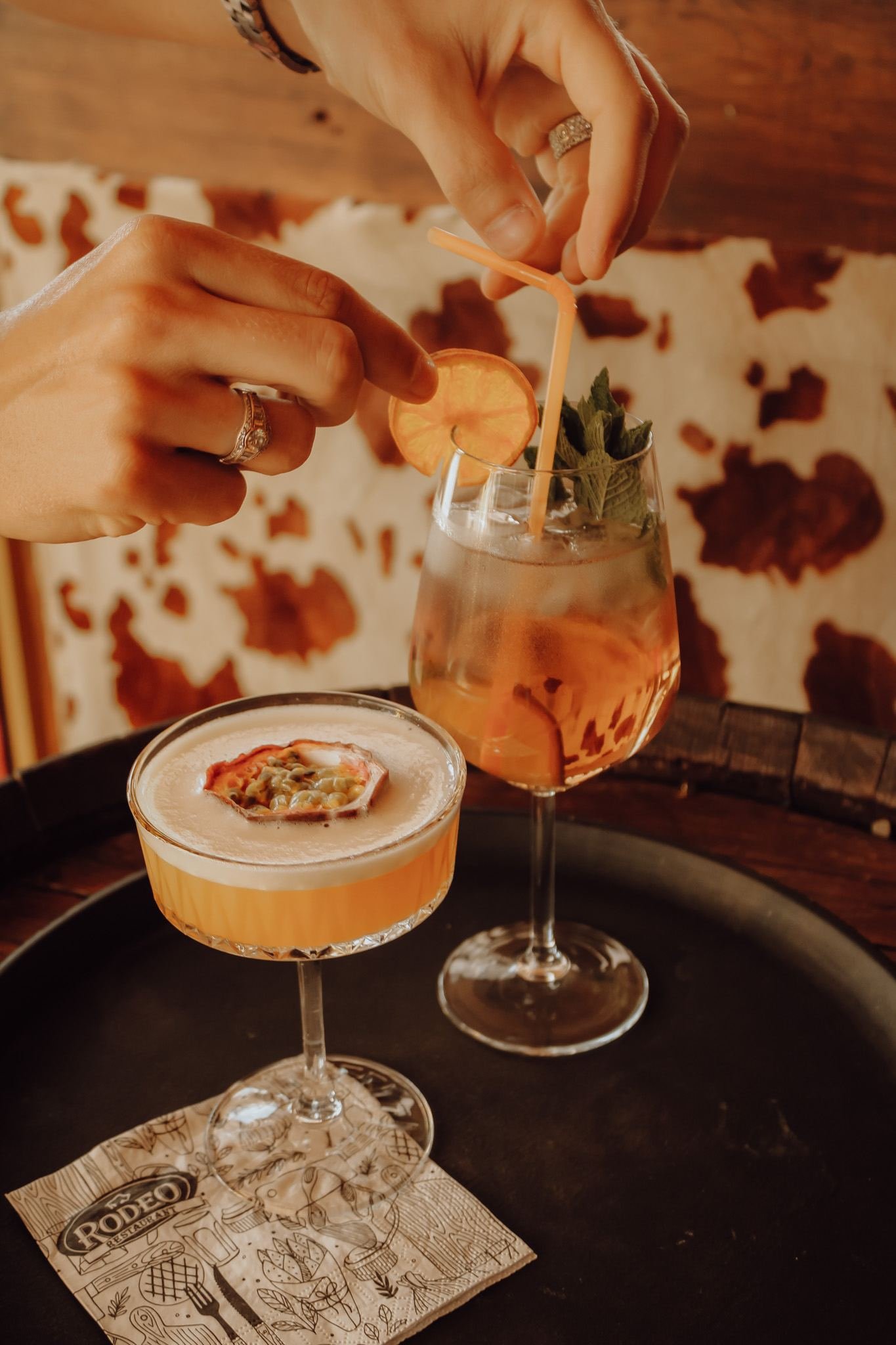 Cocktails worden afgewerkt met munt en citrus