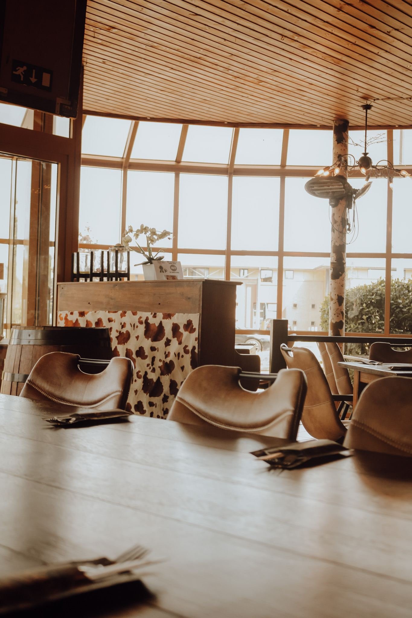 Lege eetzaal met cowhide-bar en veel lichtinval