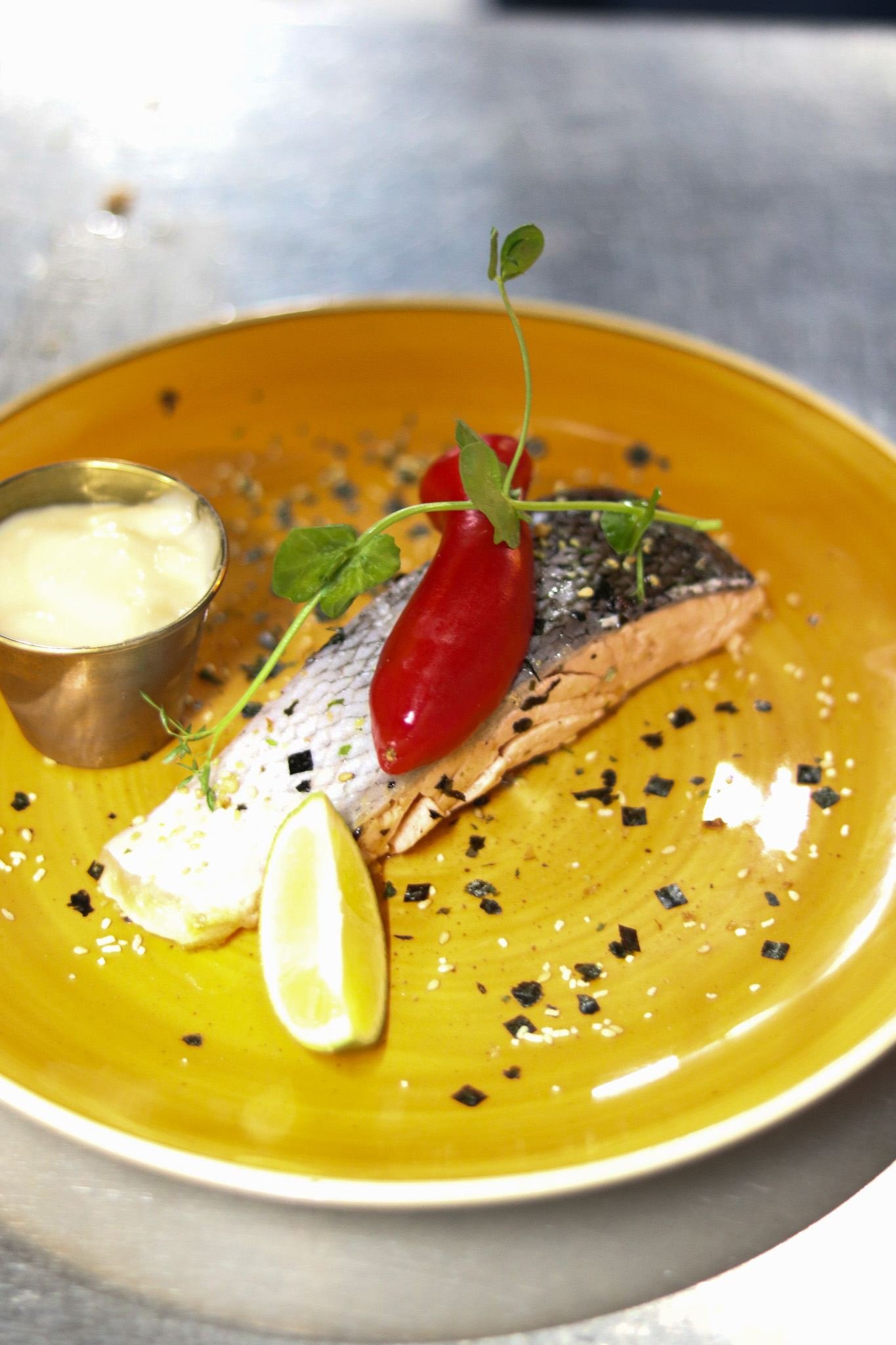 Bord met gebakken vis en limoen